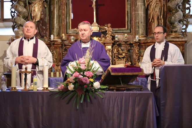 Biskup Josip Mrzljak tradicionalno pohodio Bolnicu za plućne bolesti u Klenovniku